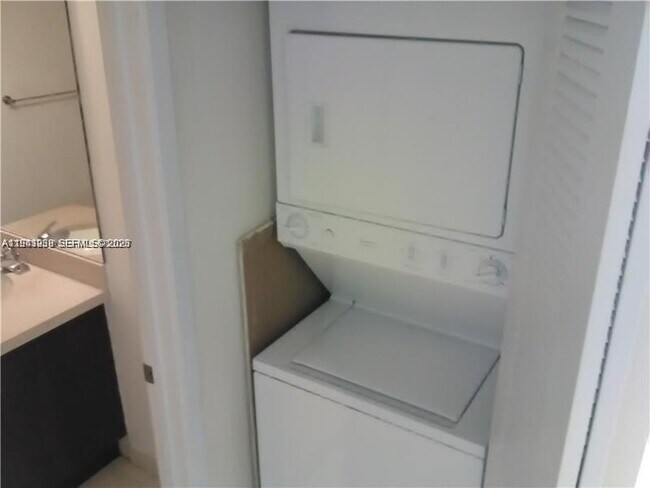 Building Photo - 2740 SW 28th Terrace