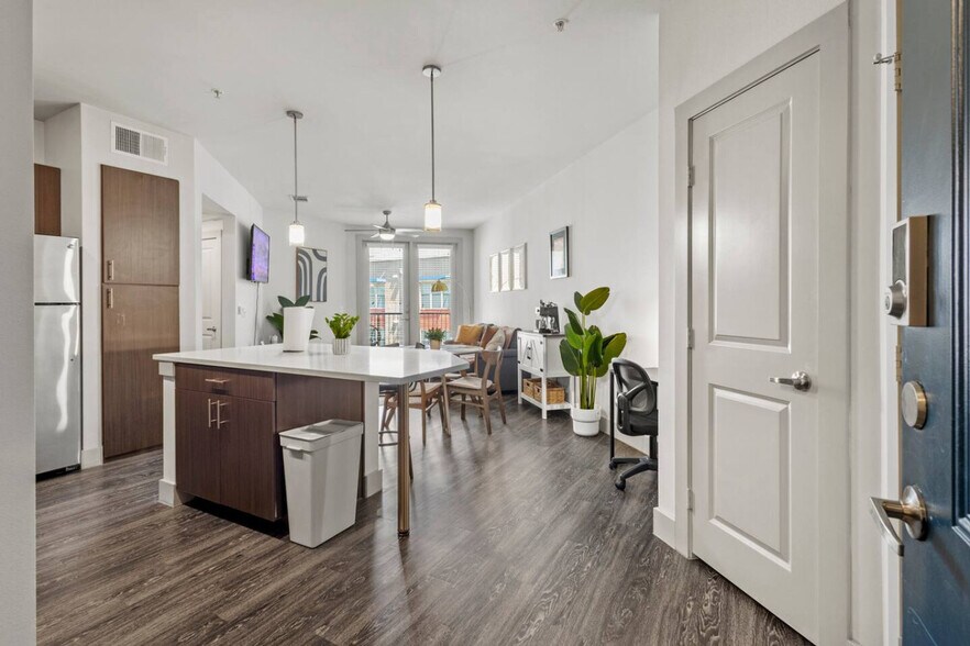 Building Photo - 8122 Midtown Blvd