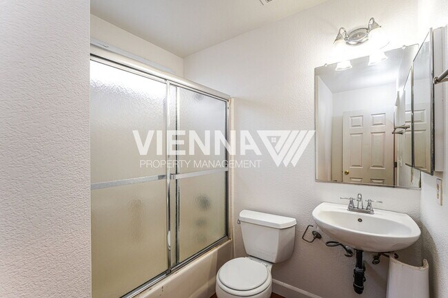 Building Photo - 493 Silverhorn Dr