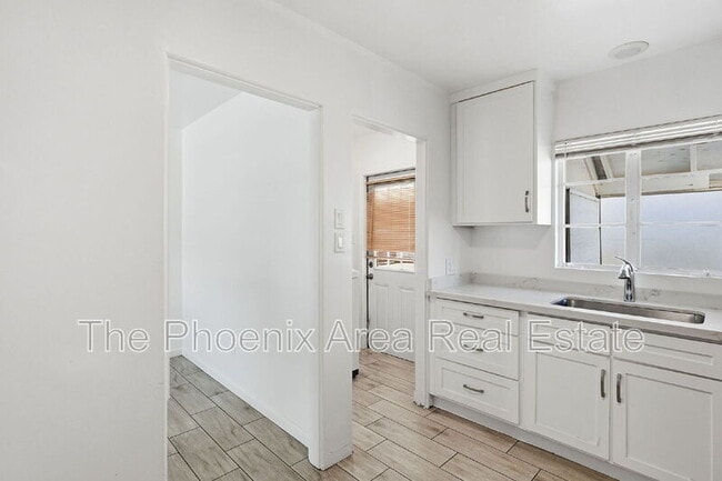 Building Photo - 2245 E Flower St