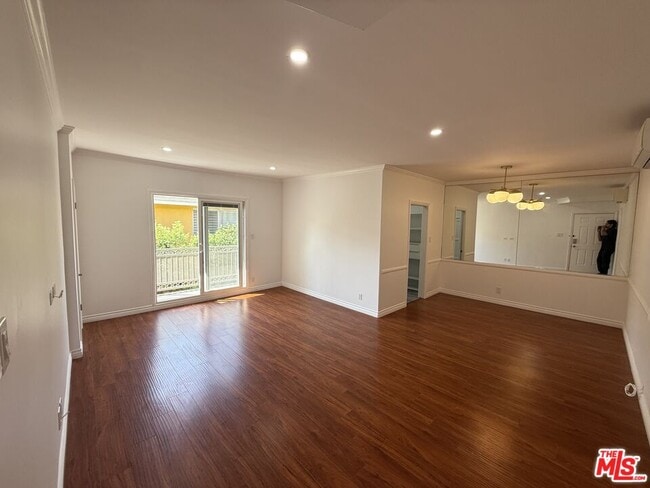 Building Photo - 332 Rexford Dr