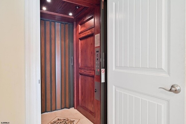 Building Photo - 400 17th St S