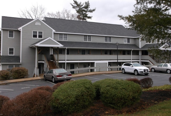 Building Photo - Spacious 2bed / 1bath condo on Pontoosuc Lake with Lake Access