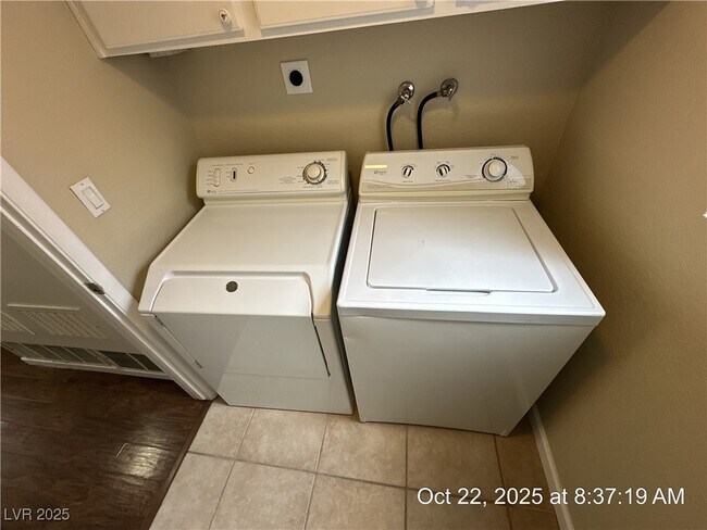 Building Photo - 2341 Moorpark Way