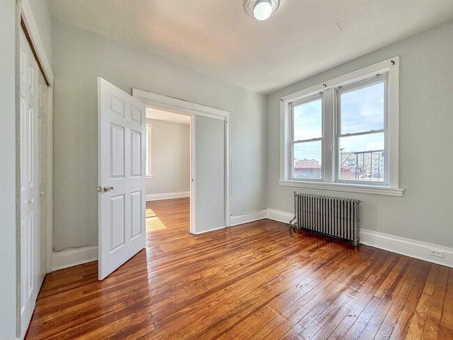 Building Photo - 581 59th St