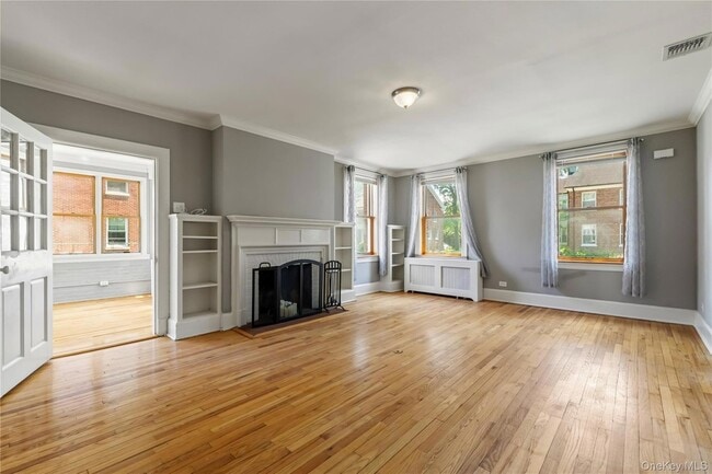 Building Photo - 315 Ellington Ave E