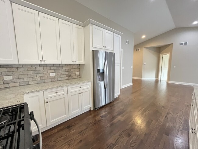 Building Photo - 855 Meadow Ln