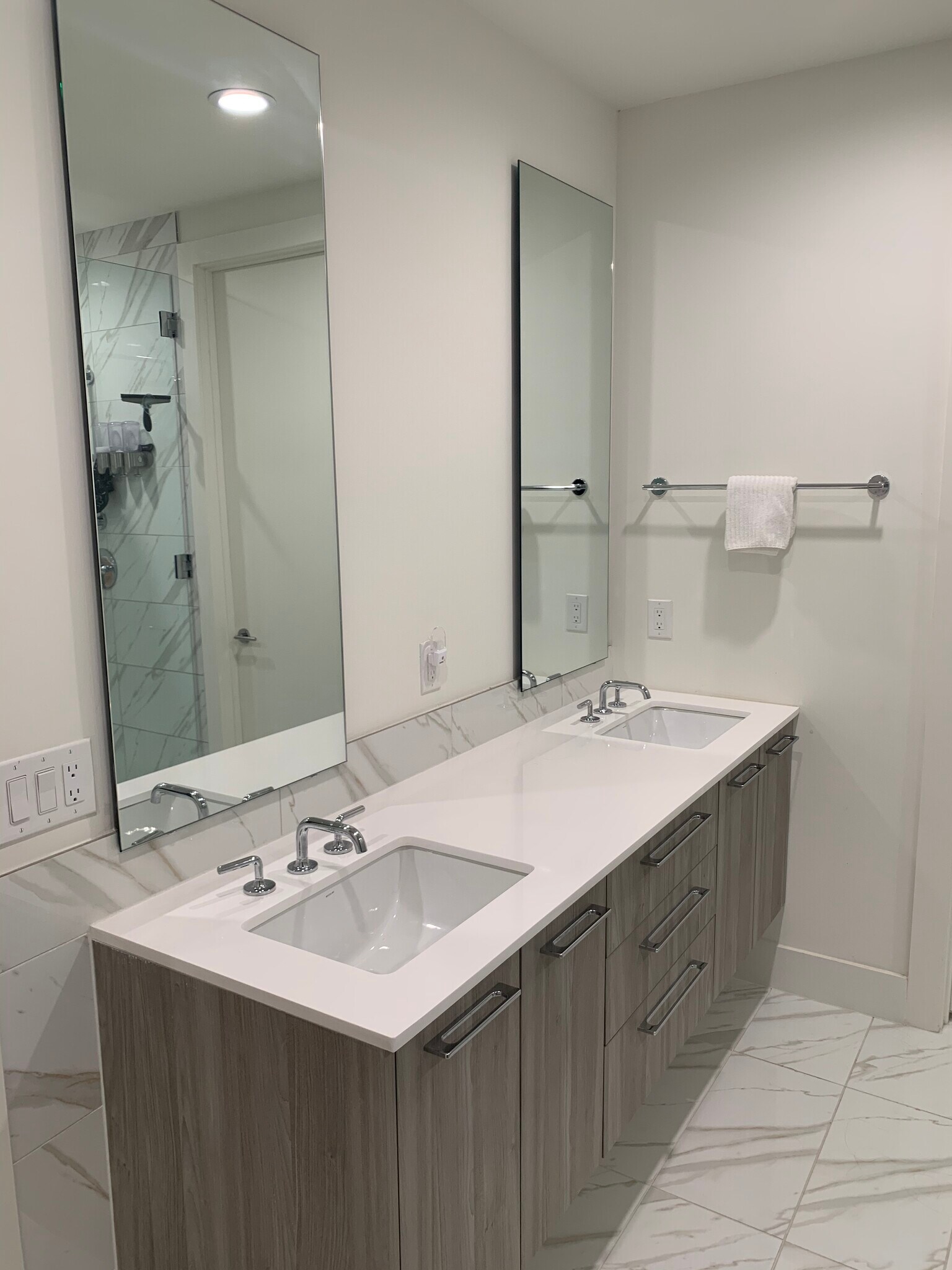 Master bath with double vanities - 3923 Cole Ave