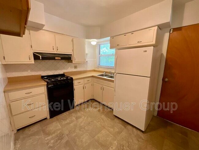 Building Photo - 1715 Menard Dr