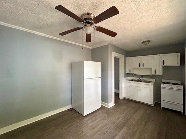 Primary Photo - NEW!! NEW!! NEW!! 1 Bed/1 Bath Highland Ef...