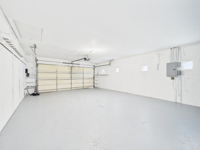 Building Photo - 16712 Elm St