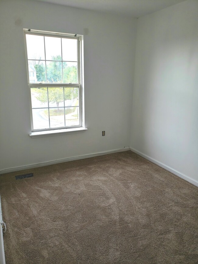 Building Photo - 4 Bedroom 2.5 Bathroom Town Home in Quiet ...