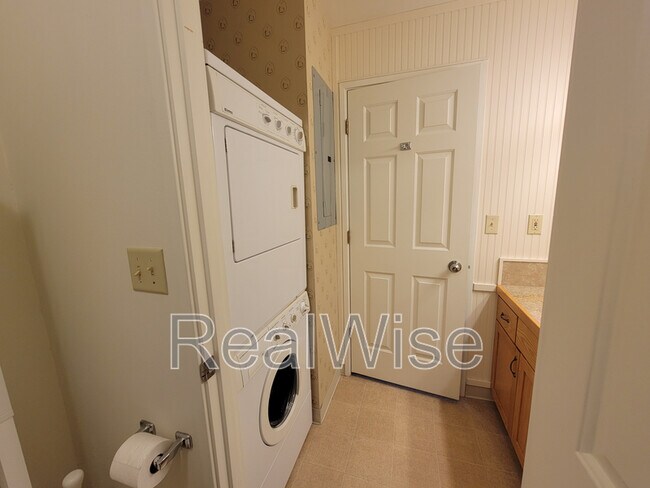 Building Photo - 6901 Robin Ct