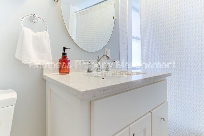 Building Photo - 328 Visser Pl SE