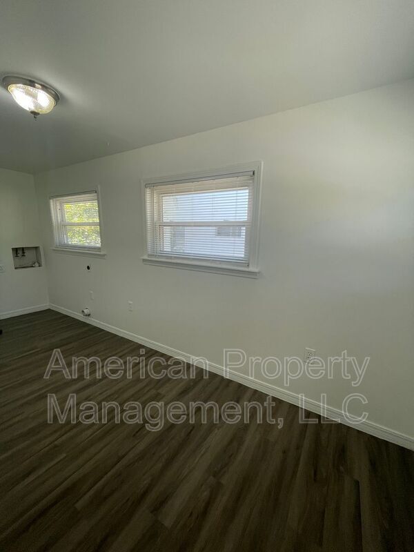 Building Photo - 502 S Walnut St