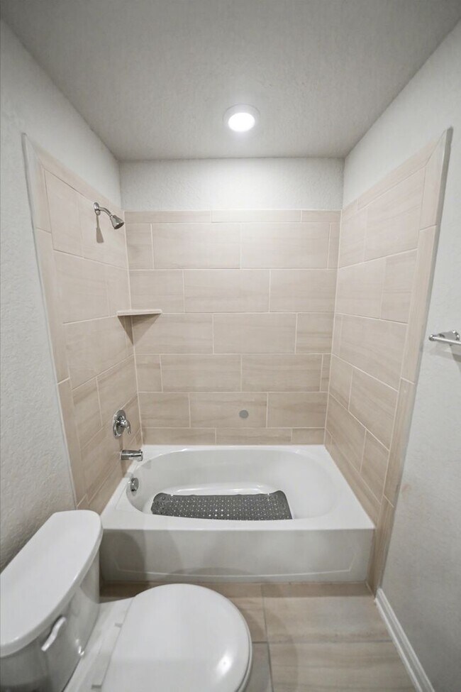 Building Photo - Stylish & Spacious 5-Bed in Prime Schertz Location! - Realtor Commission: $500