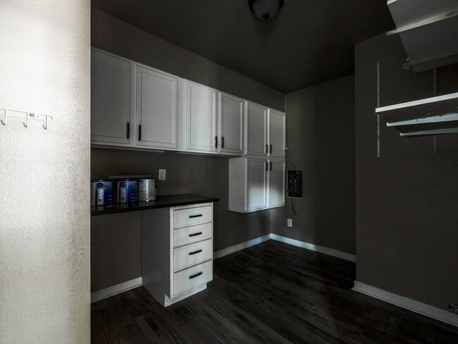 Building Photo - Great home, 4 bedrooms or 3+study, 1.5 bat...