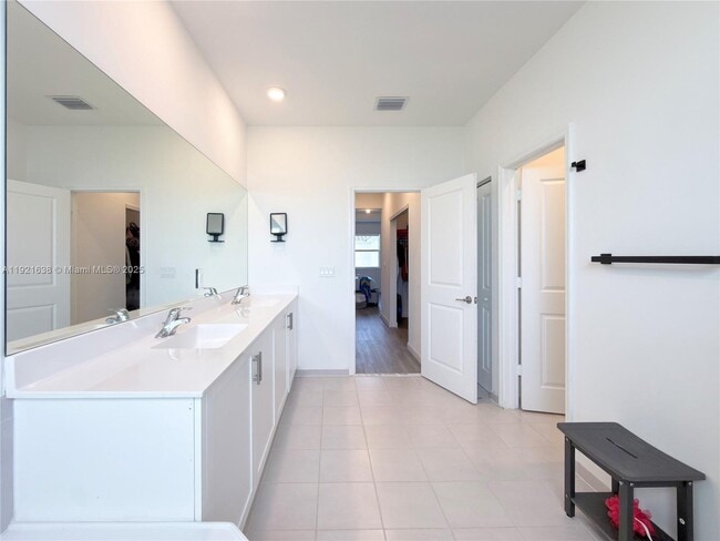 Building Photo - 2636 SE 13th Ct