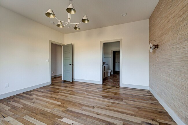 Building Photo - Unique home in OKC