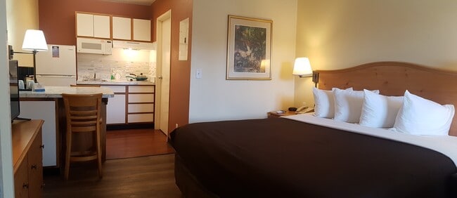 Building Photo - 2401 Wellesley Ave NE