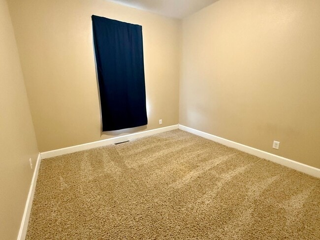 Building Photo - Gorgeous 1 level