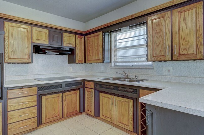 Building Photo - Nice 4 Bed 1.5 Baths Located near Tinker Diagonal