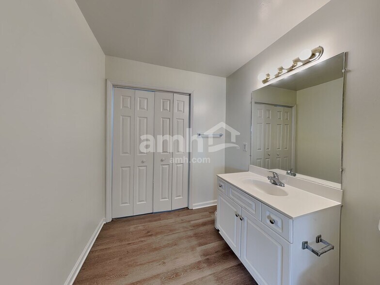 Building Photo - 1703 Hunterwoods Dr