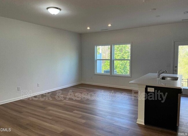 Building Photo - 3303 Oak Pass Dr