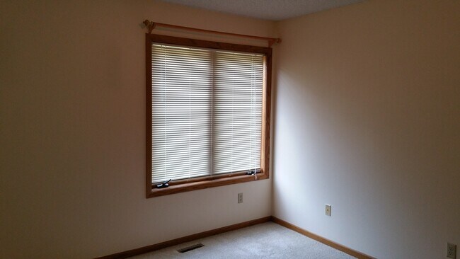 Building Photo - Spacious Four Bedroom House in NE Iowa City Neighborhood