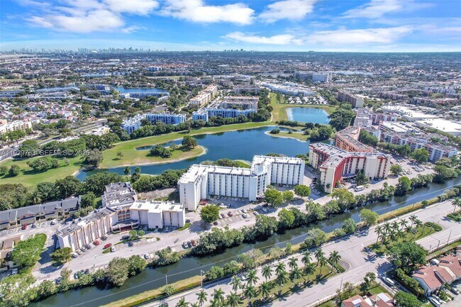 Building Photo - 9682 Fontainebleau Blvd