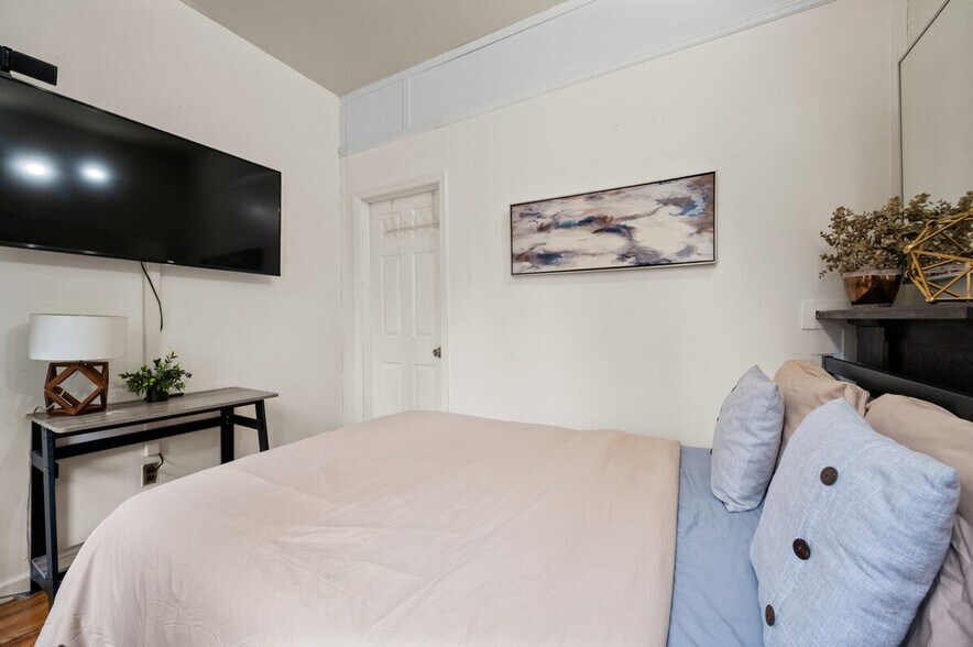 Building Photo - 690 9th Ave