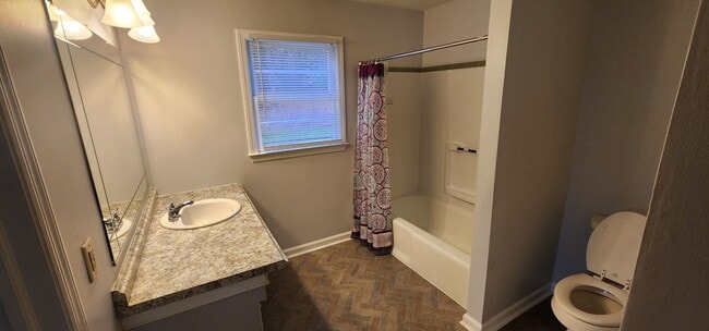 Building Photo - Great private home convenient to I40, Airport and Farmers Market