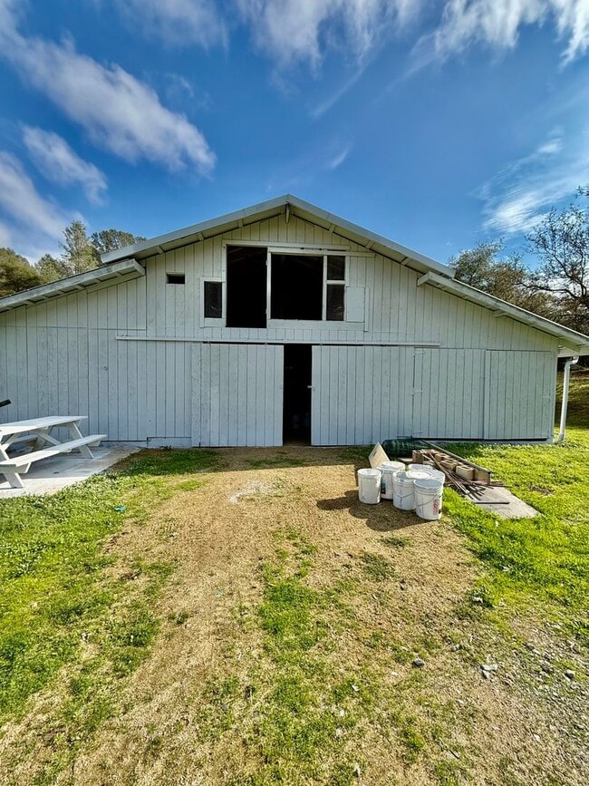Building Photo - Unique Horse property with 2 units