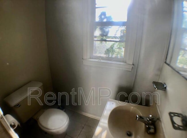 Building Photo - 1011 S Lansing St