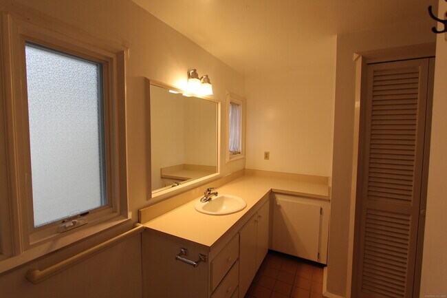 Building Photo - 6 Lyle Ct