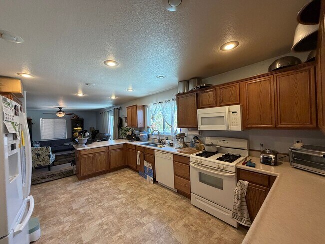 Building Photo - 18210 Pin Oak Ct