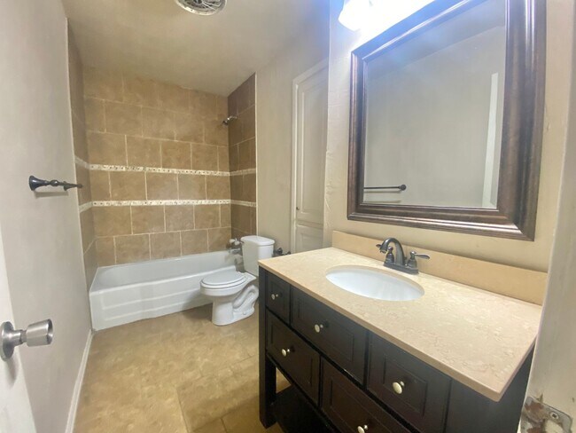 Building Photo - Great 3 bed 2bath 1 car garage now available