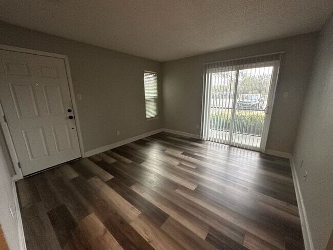 Building Photo - ** Move in Special $500 off your first months rent** FABULOUS 2 Bedroom/1 Bath Condo!!