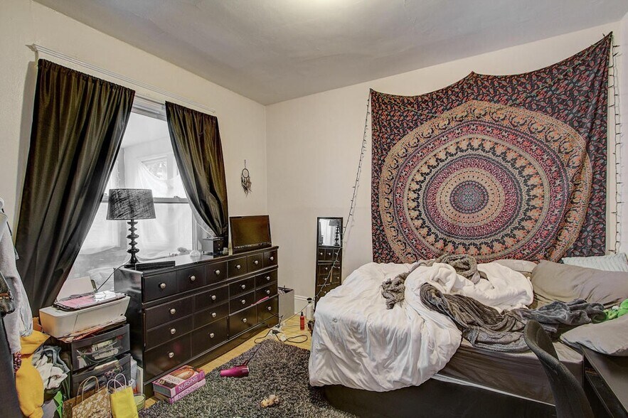 Building Photo - 2948 N Newhall St