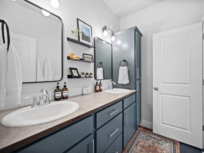 Building Photo - Beautiful Townhouse In Spokanes Kendall ya...