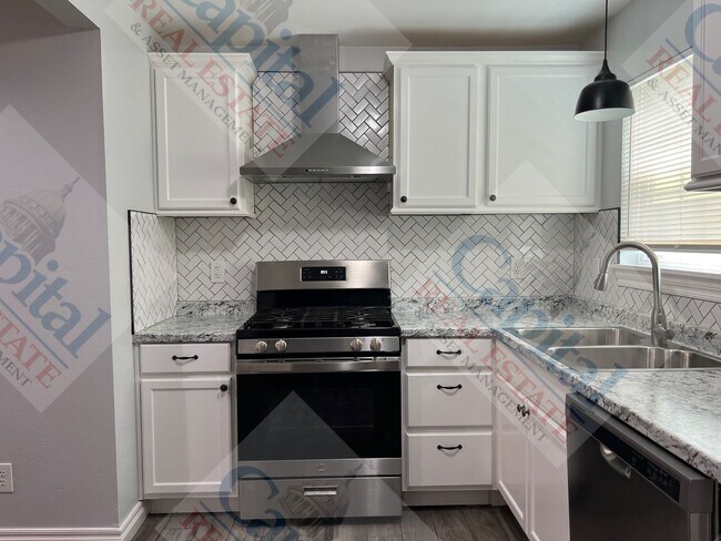 Building Photo - Updated 3 Bedroom