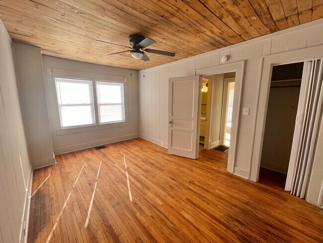 Building Photo - Centrally Located 1 bedroom 1 bath -  wate...