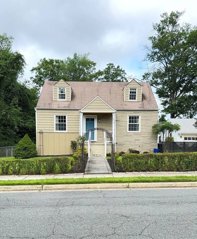 Primary Photo - Charming Bungalow in the Heart of Fairfax ...