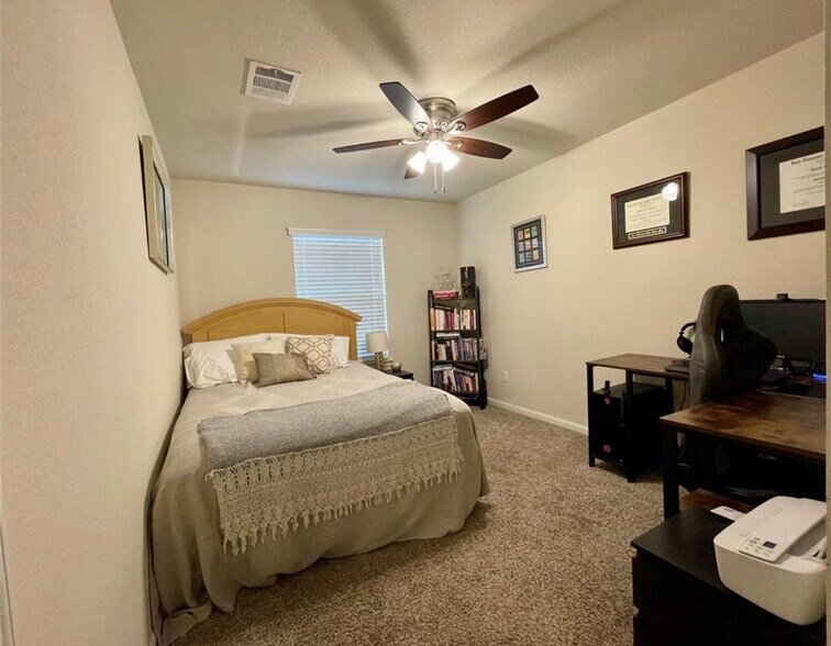 Building Photo - 122 Green Haven Dr