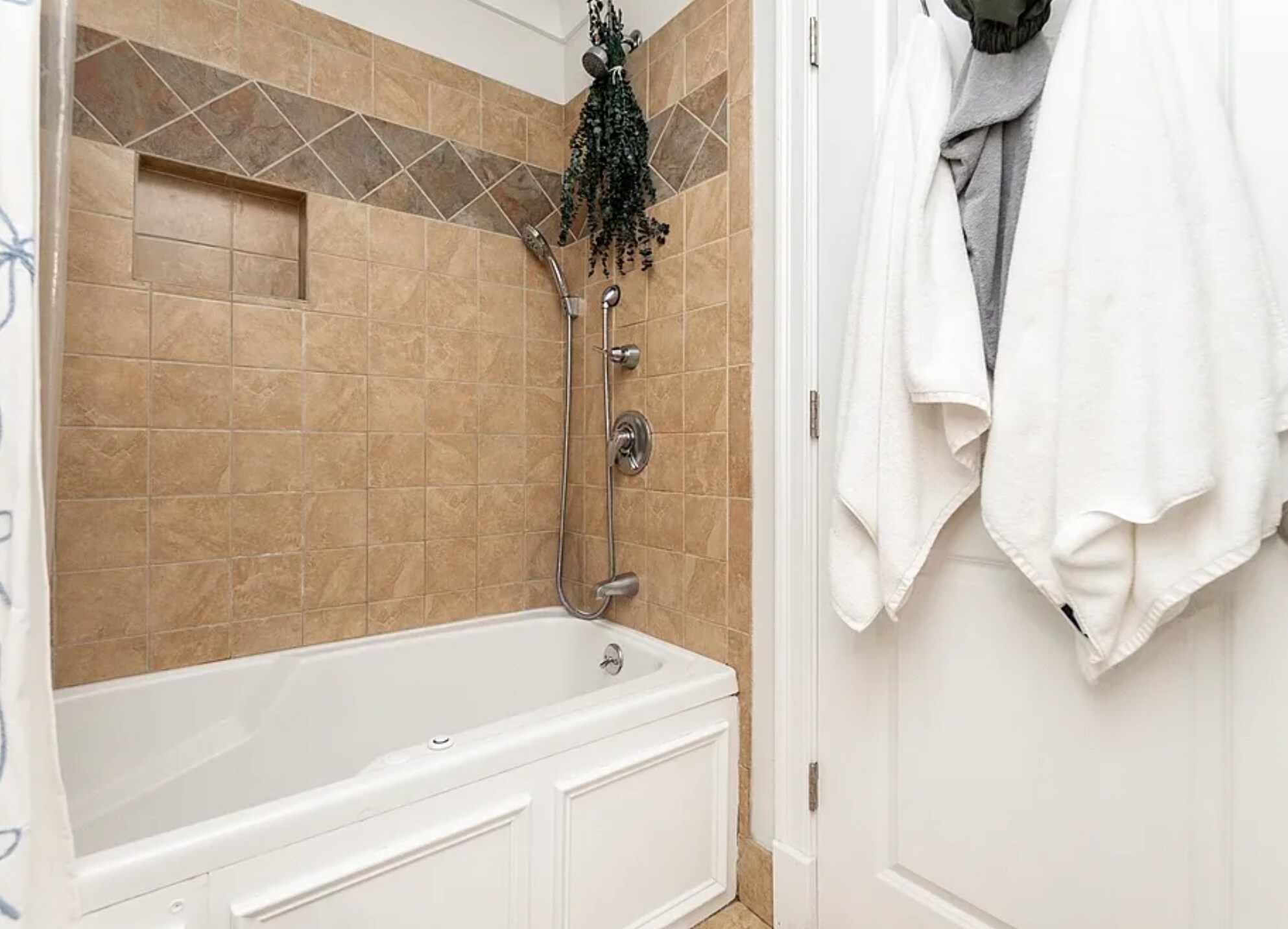 Building Photo - 632 E Broadway