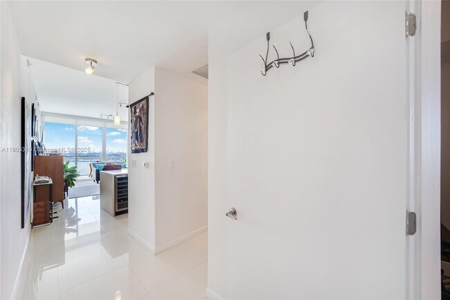 Building Photo - 2020 N Bayshore Dr