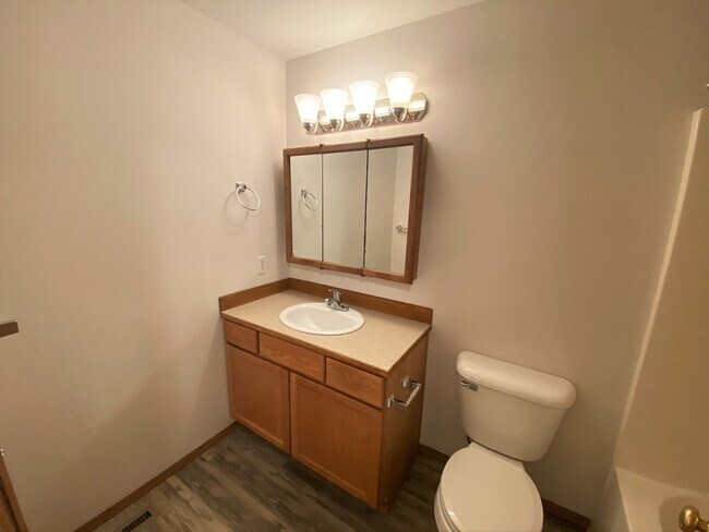 Building Photo - 3 Bed on Cul-de-sac with Great Backyard an...