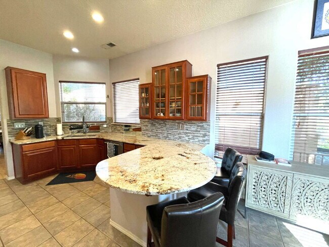 Building Photo - High Desert Beauty! Community Pool!