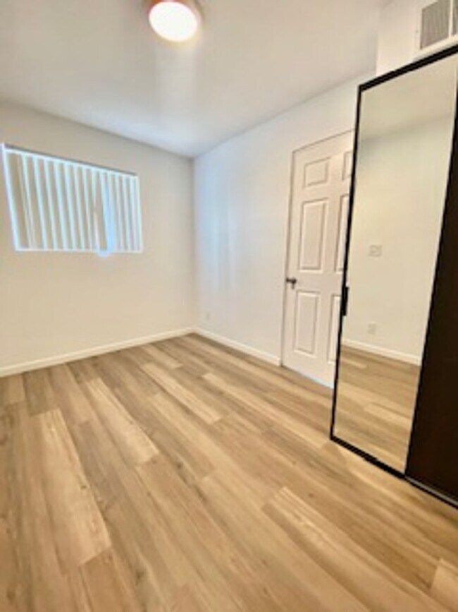 Building Photo - 4 bed 3, bath with connected guest house