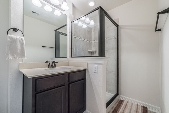 Building Photo - Furnished 3BR 3 Story Townhome